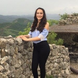 Meet your Posher, Mia foster